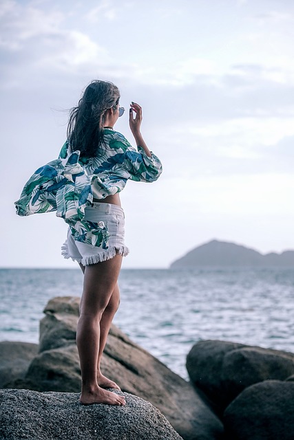 Frau blickt auf das Meer