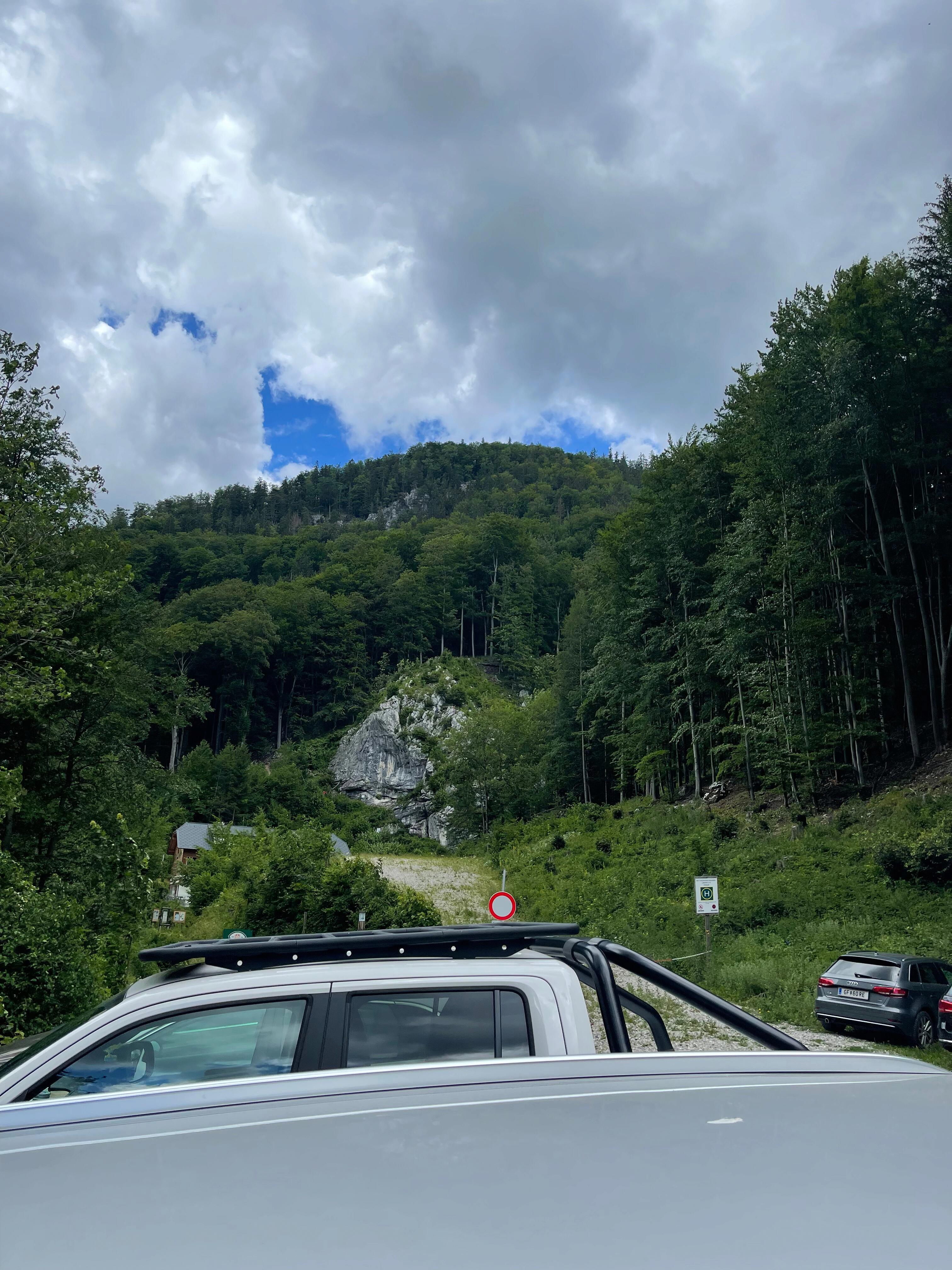 Am Parkplatz vor dem Weichtalhaus